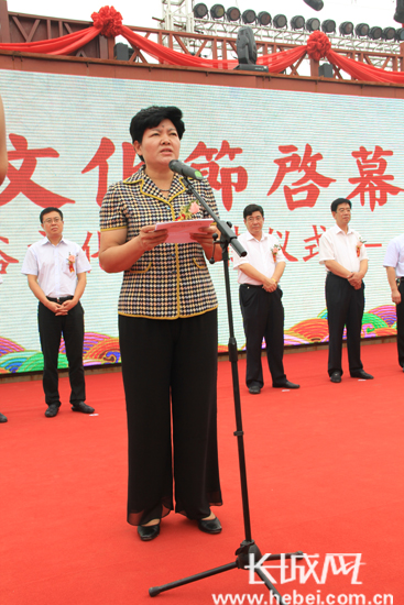 滦县县委书记卢宏秋在开幕仪式上讲话。 马志
