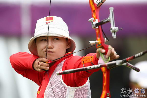 图文:中国女箭小花冲击奖牌 程明搭弓射箭