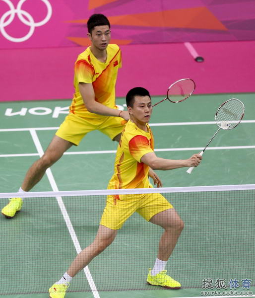 图文:羽毛球男双比赛 中国组合默契配合