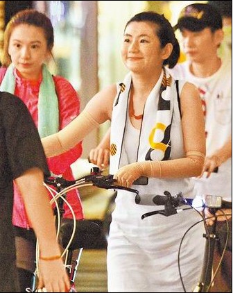 selina为复健夜骑发光车 hebe素颜大口陪吃(图)