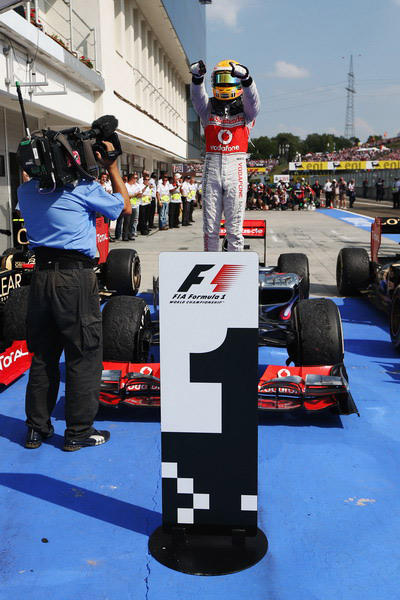 图文:F1匈牙利大奖赛正赛 汉密尔顿庆祝