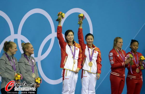 图文:女子双人3米板颁奖 中国夺下跳水第一金