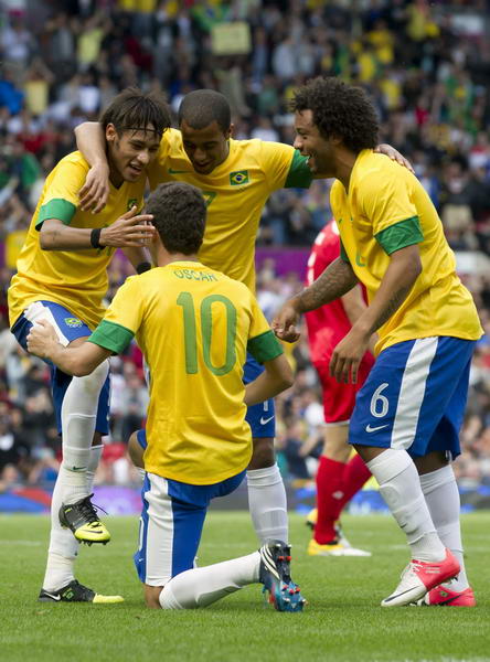 图文:男足巴西逆转白俄罗斯 庆祝进球