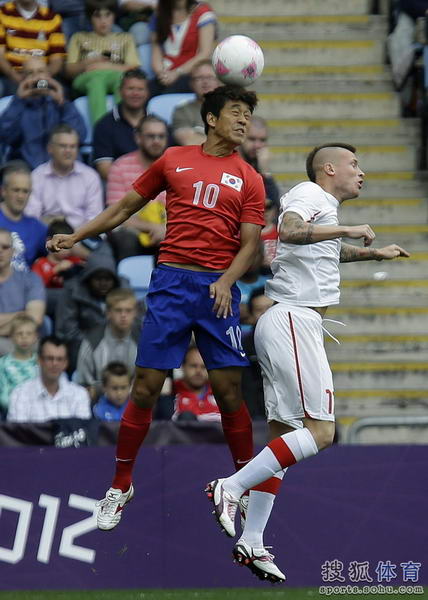 图文:男足第二轮韩国VS瑞士 争抢头球
