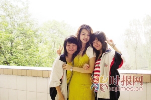 双胞胎学生付晶,付莹与邱老师的合照