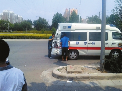 十字路口大巴撞上救护车(图)