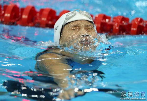 图文:女子100米蝶泳陆滢摘银 陆滢在比赛中