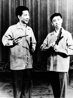 1979年,黄俊英与杨达表演莲花板.