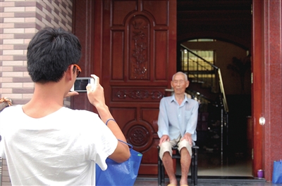 大学生正在给老人拍照. 通讯员沈华萍提供