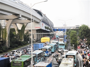 深圳交通新闻    事发龙岗线木棉湾站,持续4小时,该男子最终从顶棚跳