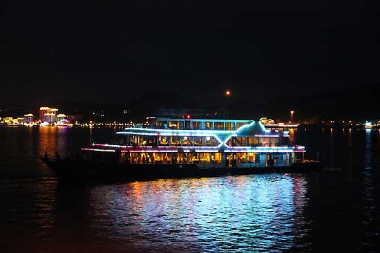 乘坐豪华游轮夜游千岛湖