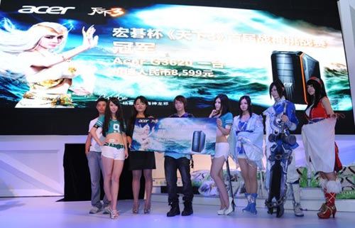 Acer中国台式机产品事业处产品经理严芳为全国总冠军颁奖