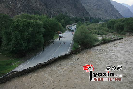 7月28日12时，218国道和静县城至巴伦台镇之间（557公里处），道路被山洪冲毁。通讯员 盖尼满摄