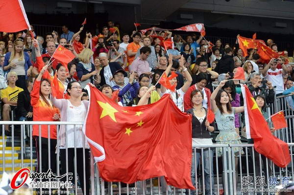 奥运图:中国女排力克土耳其 中国观众加油