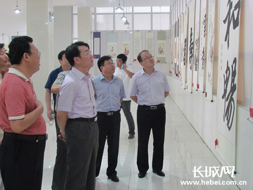 博野县委书记马志超,县委常委,宣传部长陈伟参观书画展.张旺辉/供图