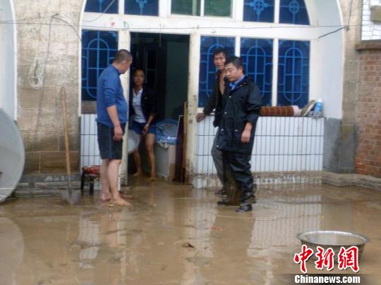 很多村民家的窑洞进水被淹 警方供稿 摄