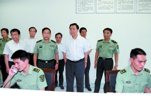 市领导看望慰问驻渝部队和武警官兵(组图)