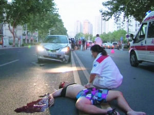 记者南京街头拍照被车撞飞(组图)