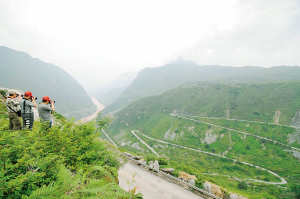雷波:盘山公路受青睐(图)