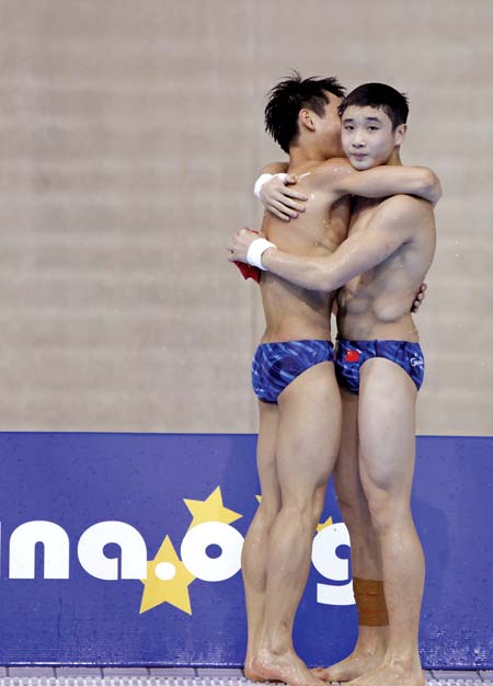 曹缘与张雁全拥抱庆祝;; 曹缘/张雁全在国际泳联第18届跳水世界杯男子