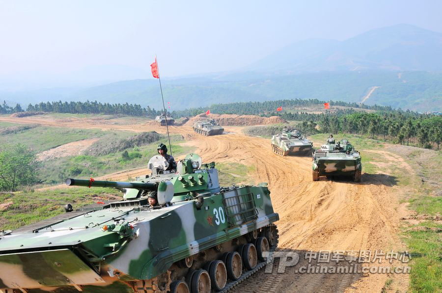 南京军区/南京军区装甲部队野外战术演练。
