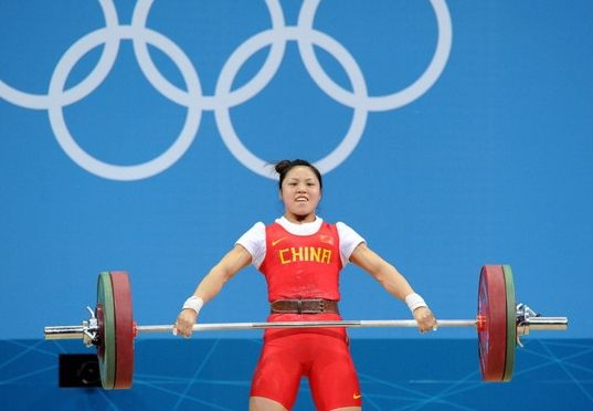 中国女子举重53公斤级运动员周俊