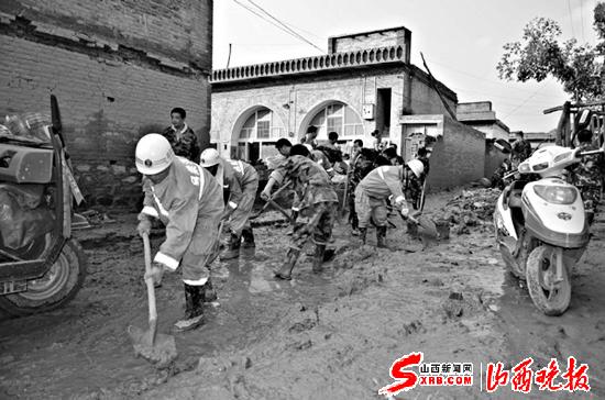 7月27日，临县驻地消防官兵在县政府的统一指挥下抢险救灾。