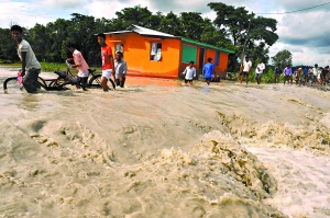 7月16日，印度东北部持续降水引发洪灾。