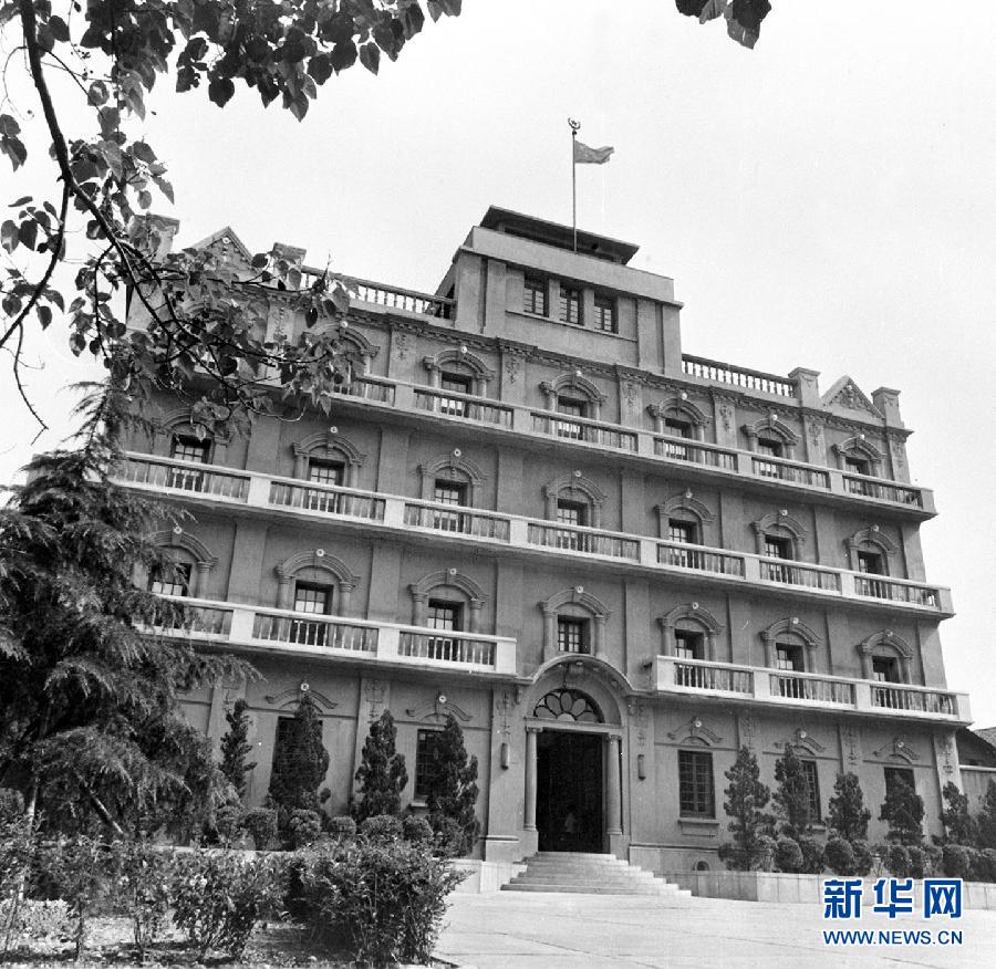 1927年8月1日南昌起义,党创建了人民军队,走上了独立领导革命,武装