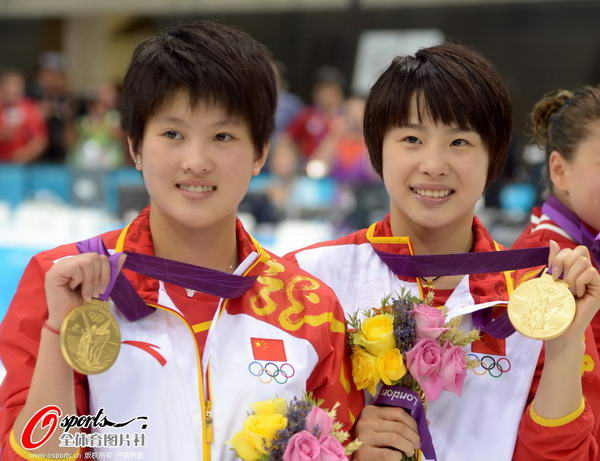 奥运图:女子双人10米台四连冠 展示金牌