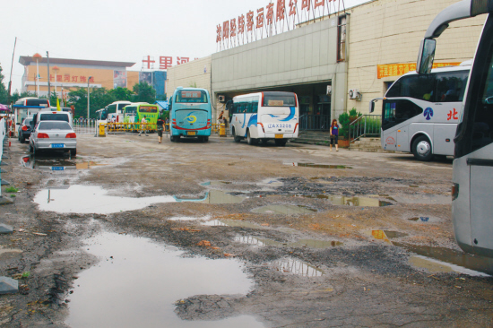 沈阳长客西站停车场已出现道路翻浆状况.