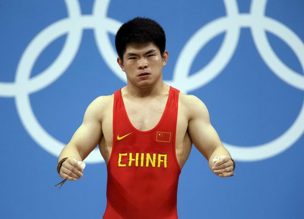 奥运图：男举69kg林清峰夺冠 紧握双拳