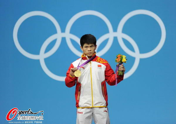 奥运图：林清峰梦圆奥运冠军 展示金牌