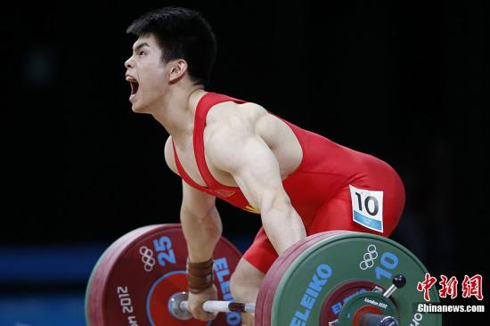 当地时间7月31日，2012伦敦奥运会男子举重69公斤级决赛展开争夺，中国选手林清峰以344公斤的成绩夺冠，拿到了中国男子举重本届奥运会首枚金牌。记者 盛佳鹏 摄