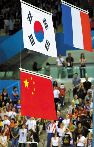 国际奥委会认为,尽管两名选手并列第二名,但韩国国旗在上,中国国旗在