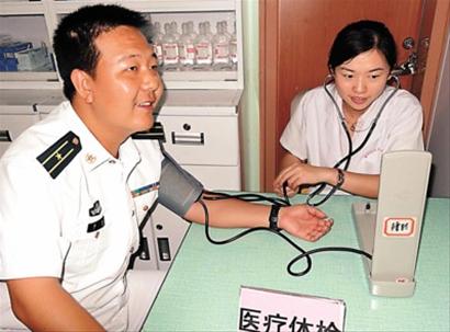 曲阳路街道社区卫生服务中心医护人员为驻沪海