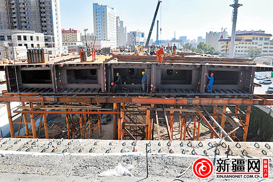 跨径比较大,因此钢箱梁均由湖北武汉专业钢箱梁厂家完成钢构件加工