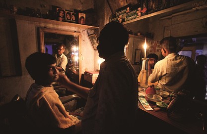 印度大停电死者被迫用木柴火化
