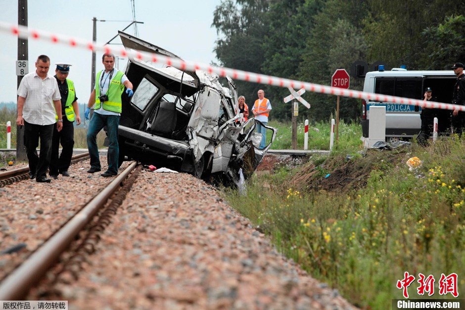 波兰发生一起汽车与火车相撞事故 导致8死2伤