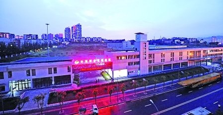 昨日,巴南区李家沱,夜幕下的外河坪公交枢纽站主楼。