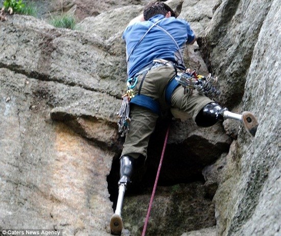赫尔紧紧伏在岩壁上，等待同伴用绳子将义腿吊给他