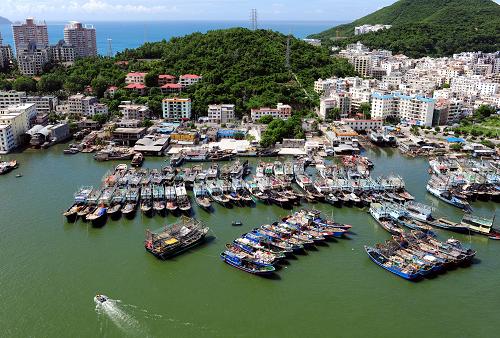 三亚港内停泊的渔船图片来源：新华网