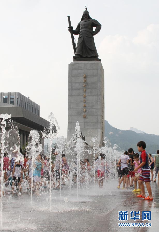 韩国首尔迎来酷暑天气(组图)