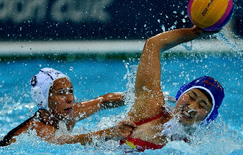 奥运图:水球小组赛中国不敌匈牙利 拼抢护球