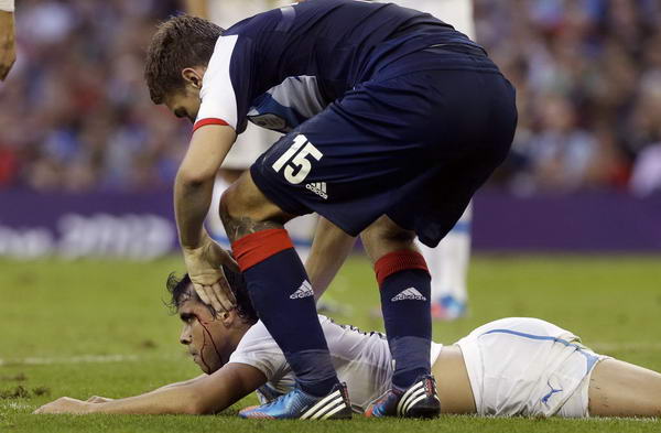 奥运图:足球赛英国胜乌拉圭 乌队员倒地负伤