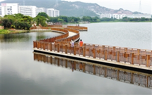 波光粼粼的明湖公园.(资料图片)