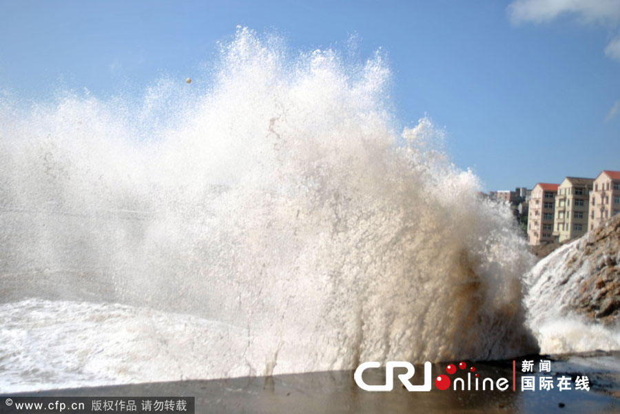 台风苏拉登陆台湾 沿海掀起数十公尺高巨浪(