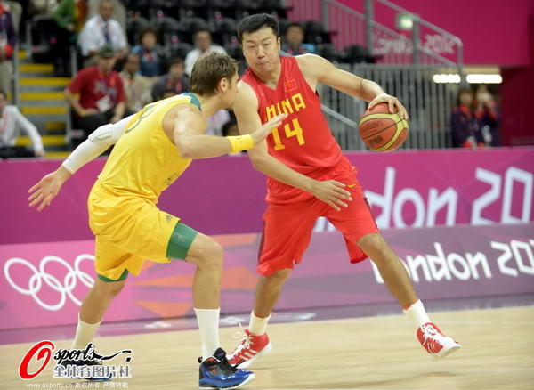 奥运图:中国男篮迎战澳大利亚 王治郅运球