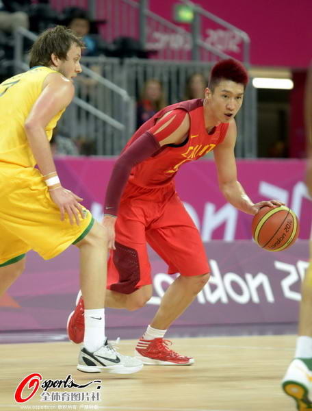 奥运图:中国男篮迎战澳大利亚 孙悦运球