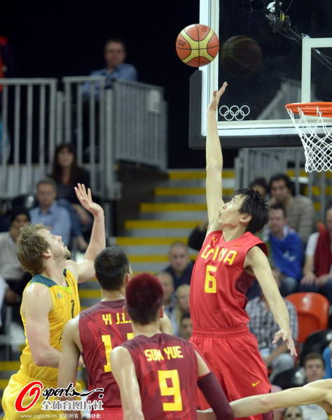奥运图:中国男篮迎战澳大利亚 防守